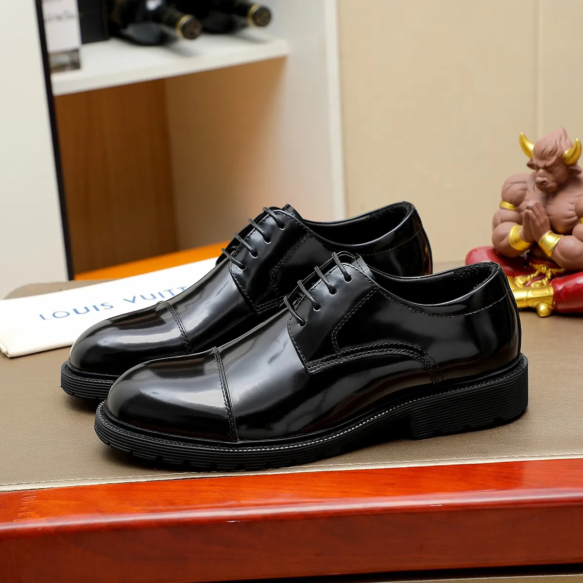 Men's shoes 💰660 💰 Louis Vuitton LV ® Autumn and Winter 🆕 models 🔛Full shoe counter First layer cowhide, 🐂Leather lined casual shoes for men, super soft outsole, essential for driving. Counter synchronization Original first layer cowhide Completely 1:1 mold customization 🌹Top version, 2 colors available! Number: 38-45 (37.46. Customized)